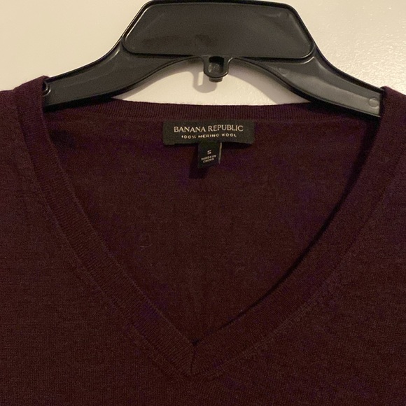 Banana Republic V neck Merino Wool Sweater. Wine colored. Size Small - Picture 3 of 8